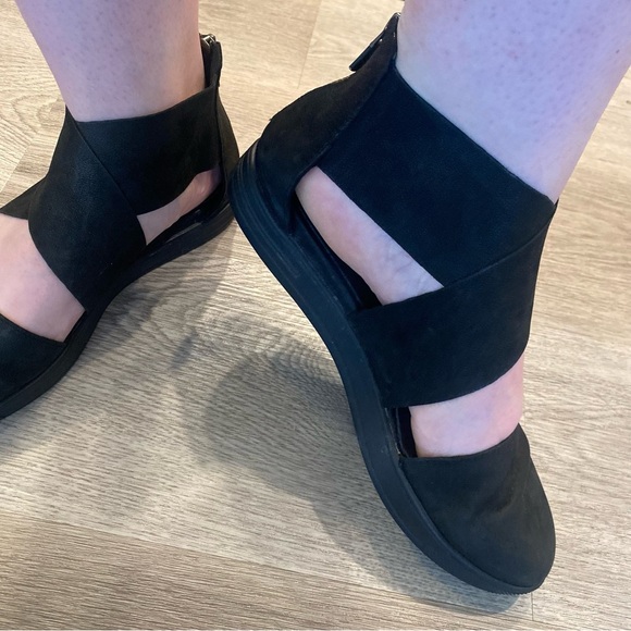 Eileen Fisher Carver Tumbled Nubuck Black Leather Cross Strap Sandals - Picture 8 of 8